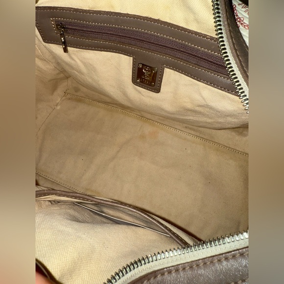 MCM
Visetos Striped Munich Lion Boston
Satchel White comes with COA - Picture 10 of 14